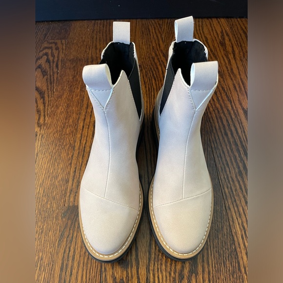 NWT TOMS Skylar Sahara Synthetic Nubuck/Matte Woven Boots. Size 5. - Picture 1 of 3